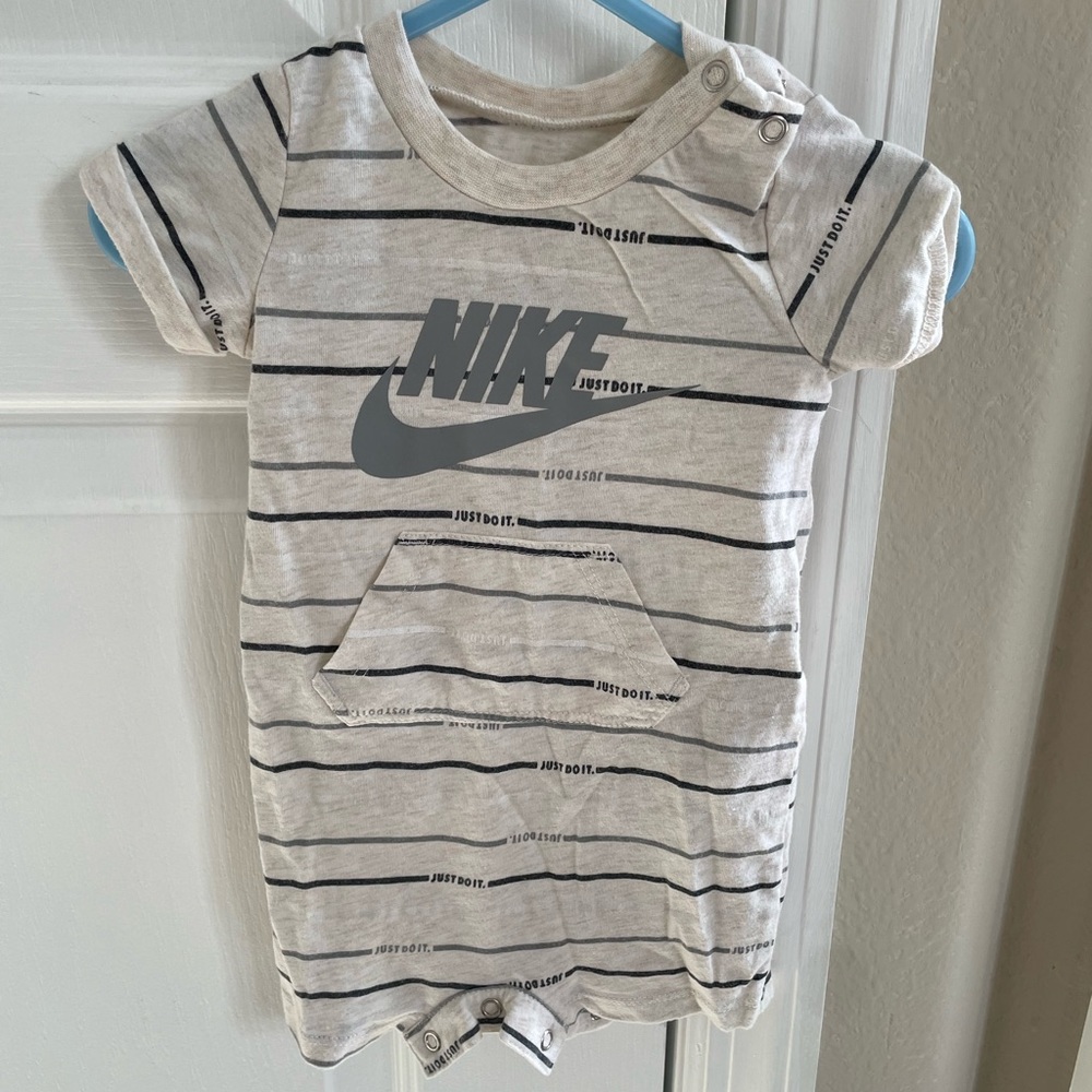 Nike Boys Short Sleeve Onesie. Size 3 Months